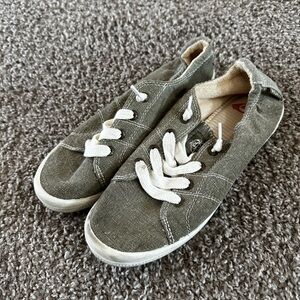 Roxy Olive Green Flats with White Laces 🐞